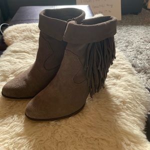 Short fringe boots